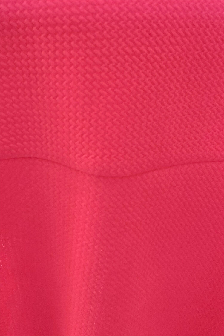 rožinė vasarinė trikotažo suknelė trumpomis rankovėmis medžiagos detalė