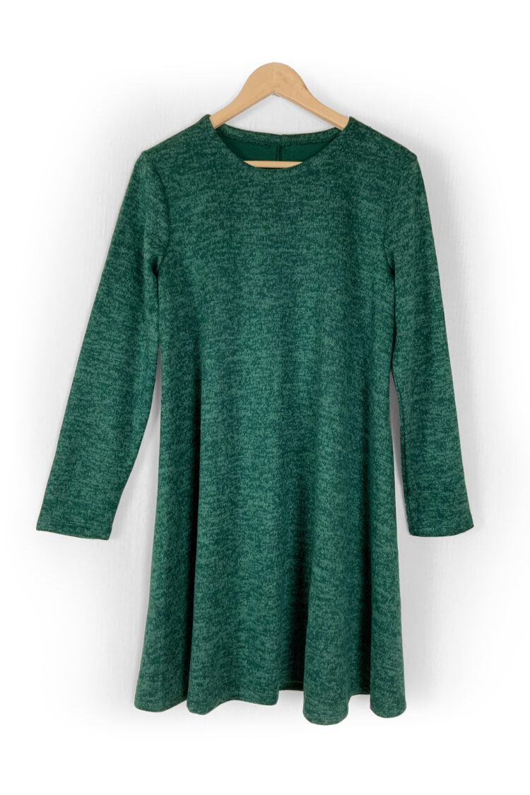žalia laisva trikotažinė suknelė ilgomis rankovėmis