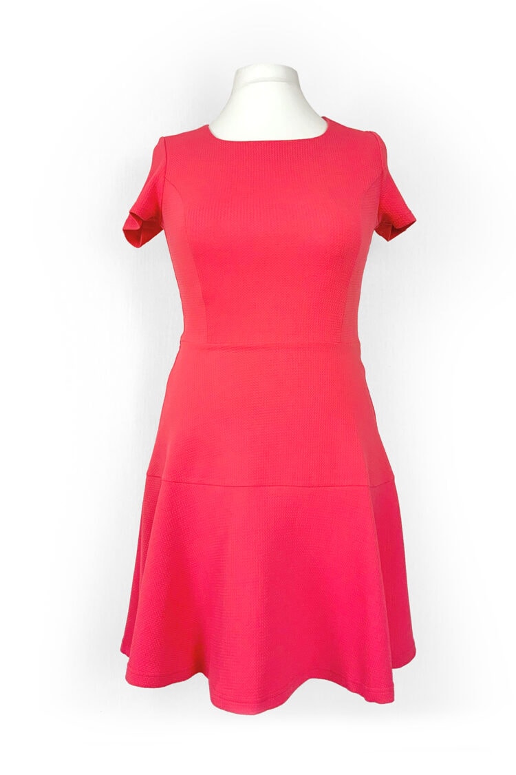 rožinė vasarinė trikotažo suknelė trumpomis rankovėmis