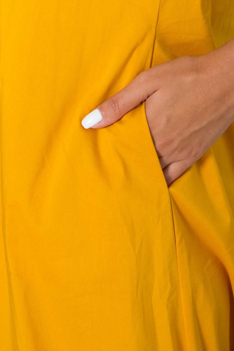 geltona suknele su kisenemis