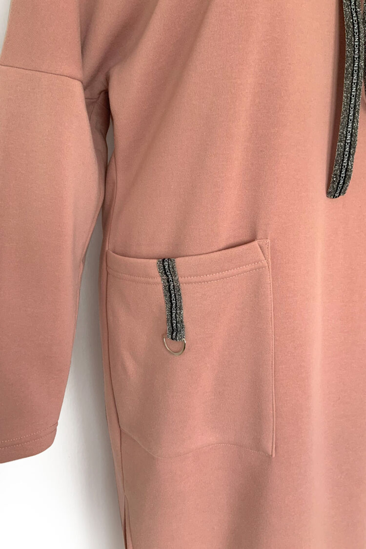 Rožinė trikotažinė sportinio tipo suknelė ilgomis rankovėmis ir kišene