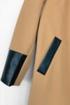 Smėlio spalvos paltas su odinėmis detalėmis