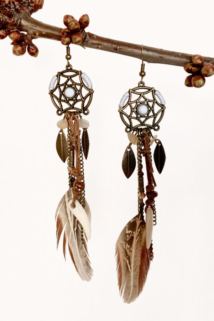 Auskarai su plunksnomis