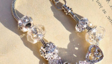 Smulkios kalėdinės dovanos ir šilti kalėdiniai palinkėjimai