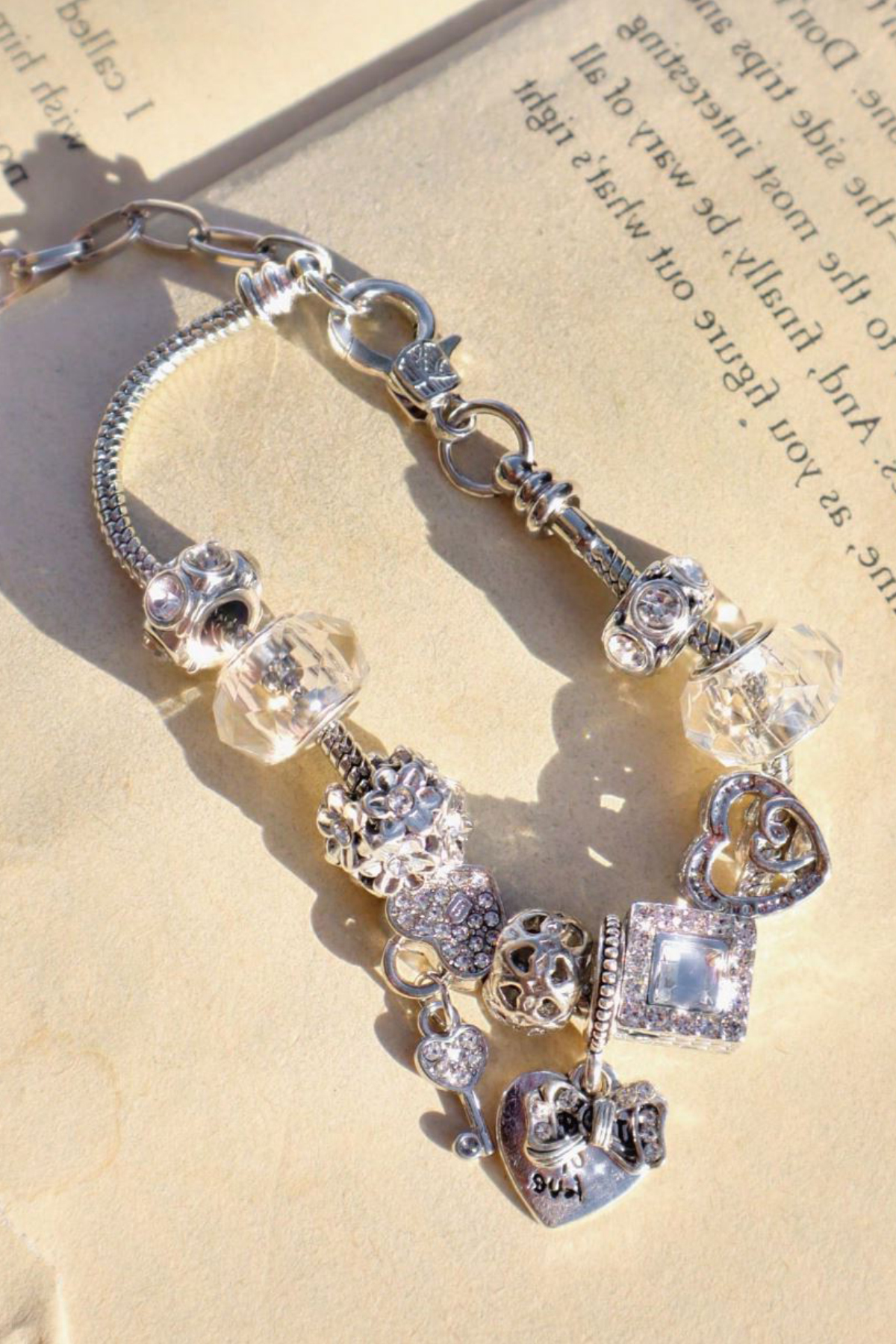 Smulkios kalėdinės dovanos ir šilti kalėdiniai palinkėjimai